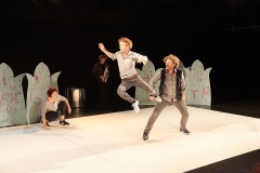 Szenenfoto aus "DER WEISSE WOLF" Andrea Lucas, Leonhard Huhn, Henning Jung und Arthur Schopa
